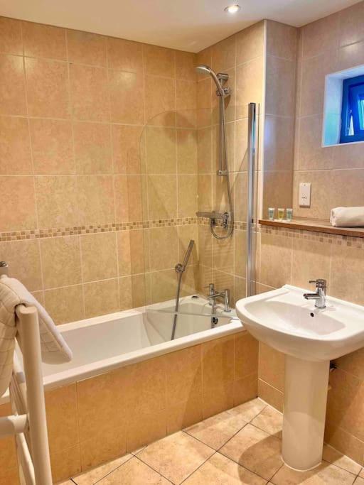 2Bed With Pool & Sea View Apartment Newquay  Luaran gambar